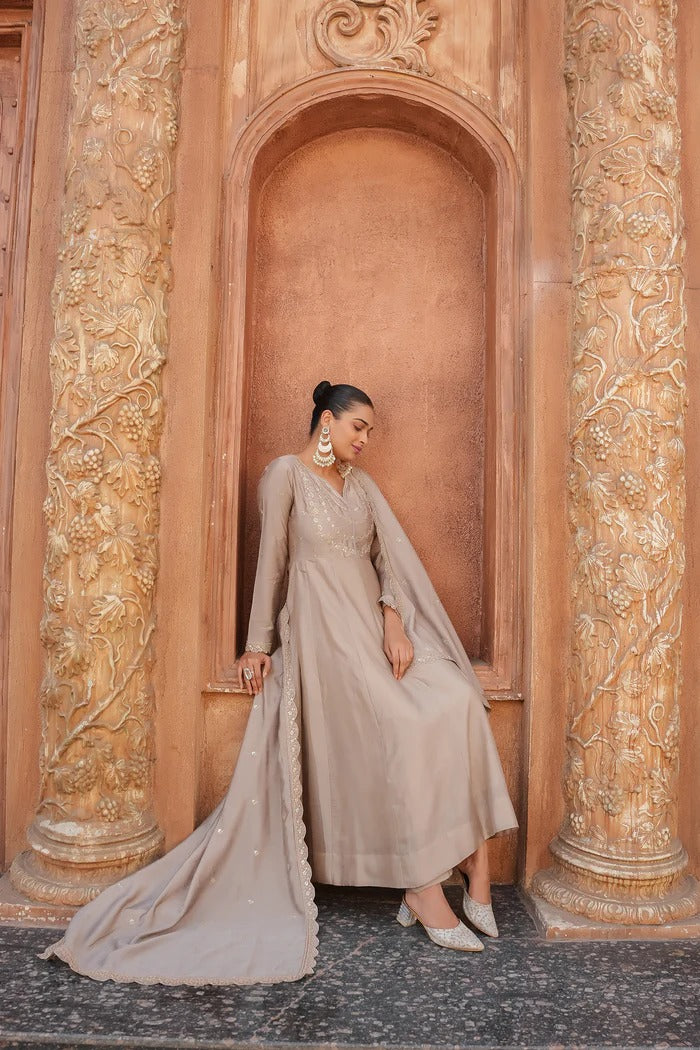 Cream Regal Embroidered Kurta Set with Dupatta